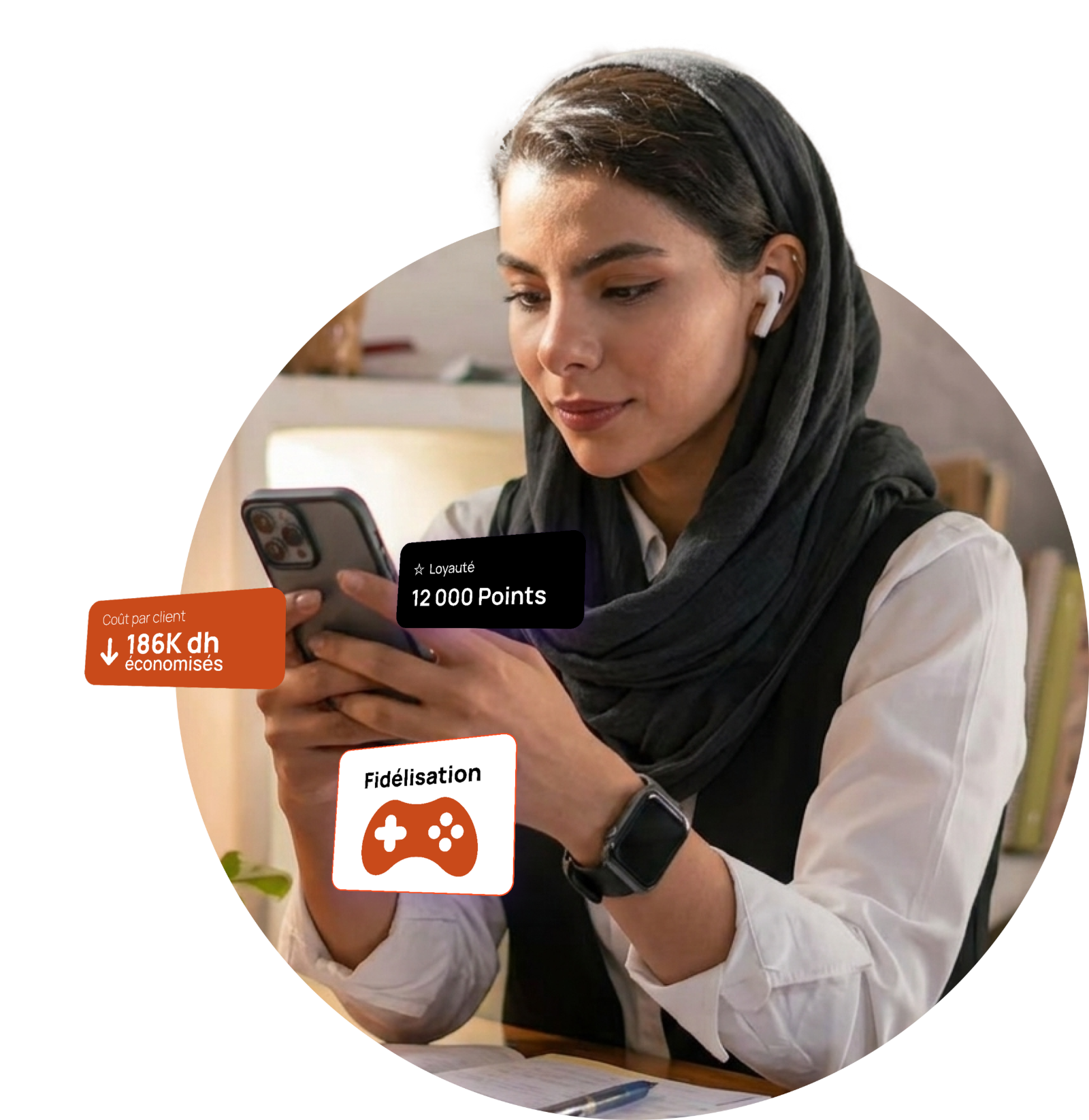 Cliente marocaine utilisant une application de fidélité, avec badges Coût par client, Loyauté et Fidélisation